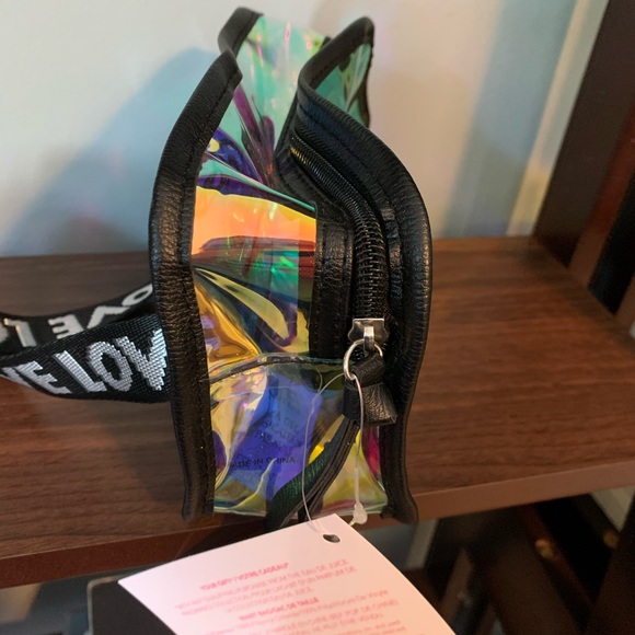 3/$20 ✨ Iridescent waist bag - Picture 6 of 6